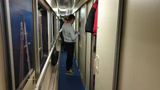 «Девушка, вы обязаны уступить мне нижнюю полку», заявила недовольная пассажирка: как получила достойный отпор и урок