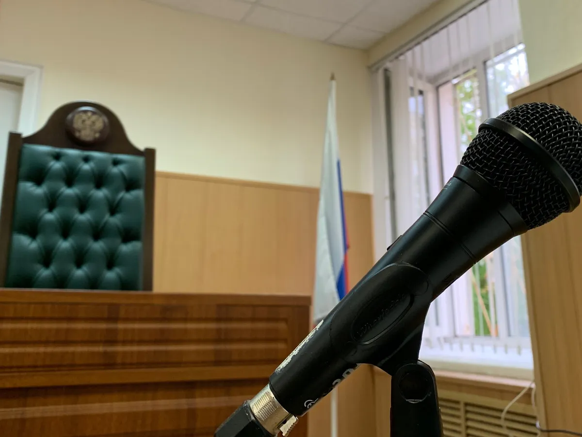 Суд в Удмуртии оштрафовал на 90 тысяч рублей мужчину, который угрожал расправой пришедшим к нему полицейским