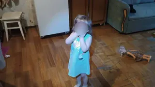 3-летняя девочка в Ижевске закрылась в квартире, и мама не смогла войти внутрь