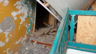 Перекрытие на чердаке рухнуло в многоквартирном доме в Удмуртии
