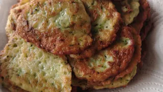 Соседка научила жарить кабачковые пышки: добавляю в тесто творог и зелень — едим с йогуртовой заправкой и совсем не толстеем