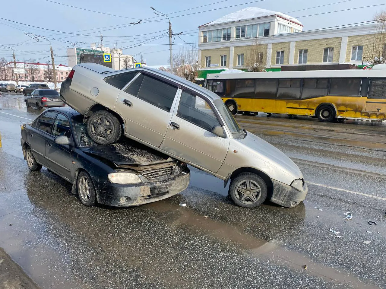 В Удмуртии легковой автомобиль заехал на капот попутной иномарки в результате ДТП