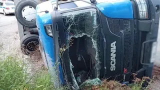 Водитель фуры пострадал при опрокидывании на трассе в Удмуртии
