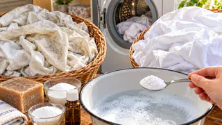 Белое бельё стало серо-жёлтым и тусклым: 7 ложек из хозяйственного шкафа помогают вернуть свежий вид