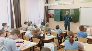 Спасатели Удмуртии рассказывает глазовским школьникам о безопасности на льду