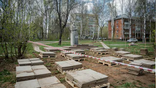 В Глазове началось благоустройство сквера у памятника Короленко