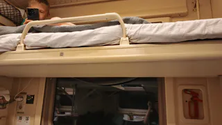 Купила нижнюю полку, пошла поесть, вернулась, а на её месте уже спит пенсионер