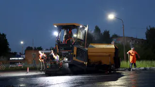 Дорожники укладывают второй слой асфальта на ремонтируемых участках дорог в Глазове