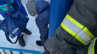 В Удмуртии спасатели вызволили ребенка, застрявшего ногами в конструкции горки