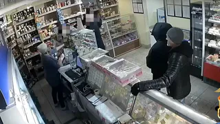В Ижевске мужик попросил у собутыльника добавки, а не получив - сломал ему нос и обокрал