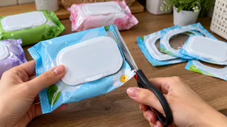 Крышки от влажных салфеток вырезаю вместе с пластиком: копеечная деталь работает за пятерых — незаменимый лайфхак