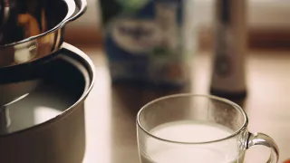 Сохраняет ли кефир полезные свойства, если его подогреть в микроволновке: ответ диетолога