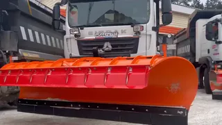 Глазов получил два новых автомобиля для расчистки улиц