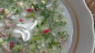 Окрошка на майонезе, рассоле и на сыворотке: три основных рецепта и есть ли в ней польза