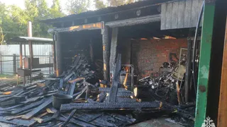 В Удмуртии мужчина едва не спалил сарай из-за мангала, установленного в двух метрах от дров