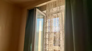 Карнизы остались в прошлом: сейчас дизайнеры вешают шторы другим способом - маленькая спальня превращается в просторный зал