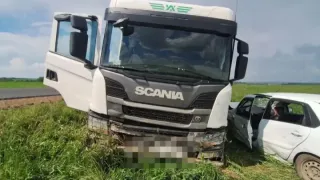 Фура протаранила и смяла иномарку на трассе Игра — Глазов