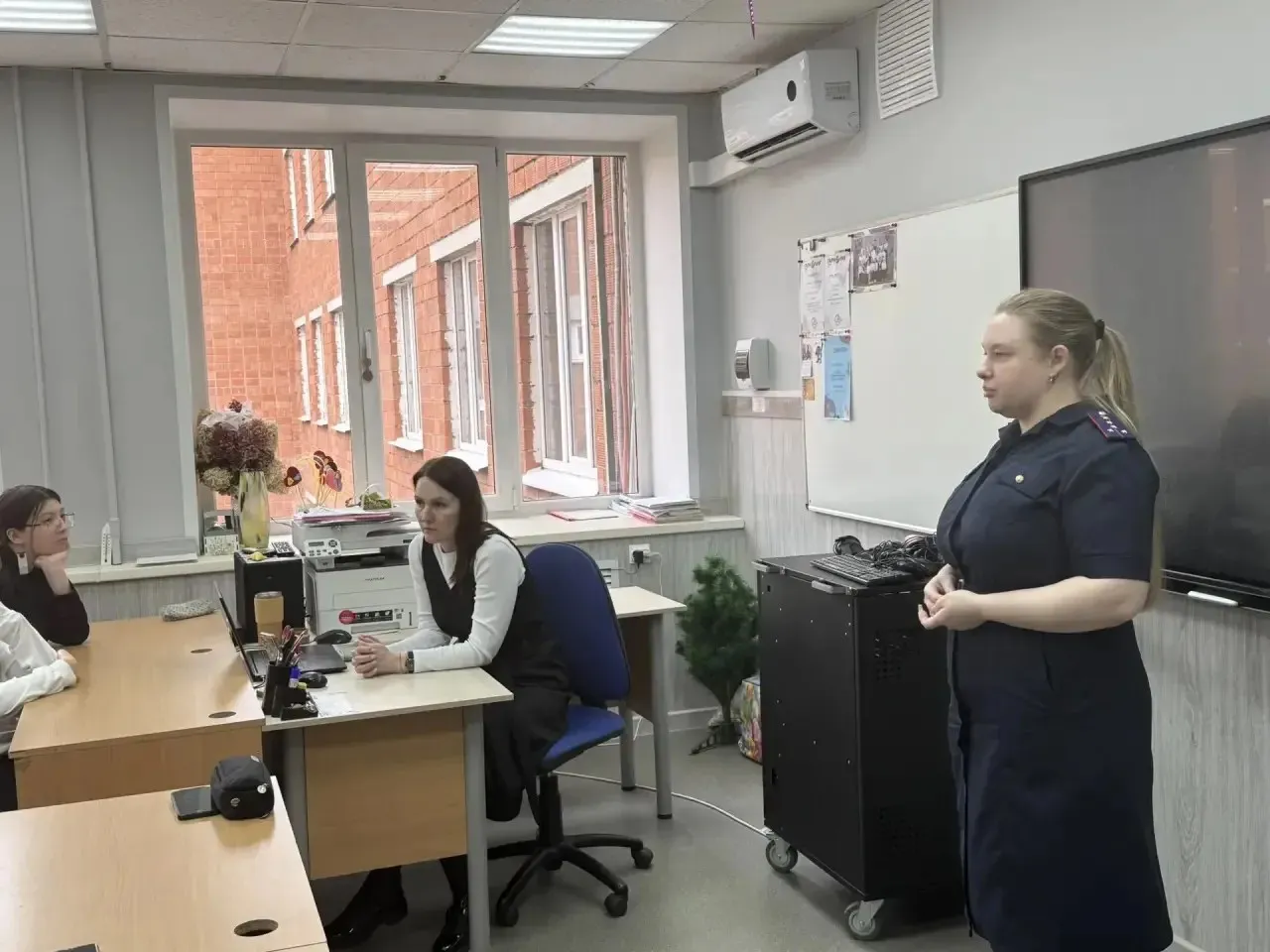 Сотрудник СК Удмуртии провела классный час для школьников о безопасности в интернете и финансовой грамотности