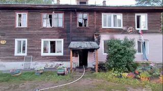 В восьмиквартирном деревянном доме ночью в Ижевске произошел пожар