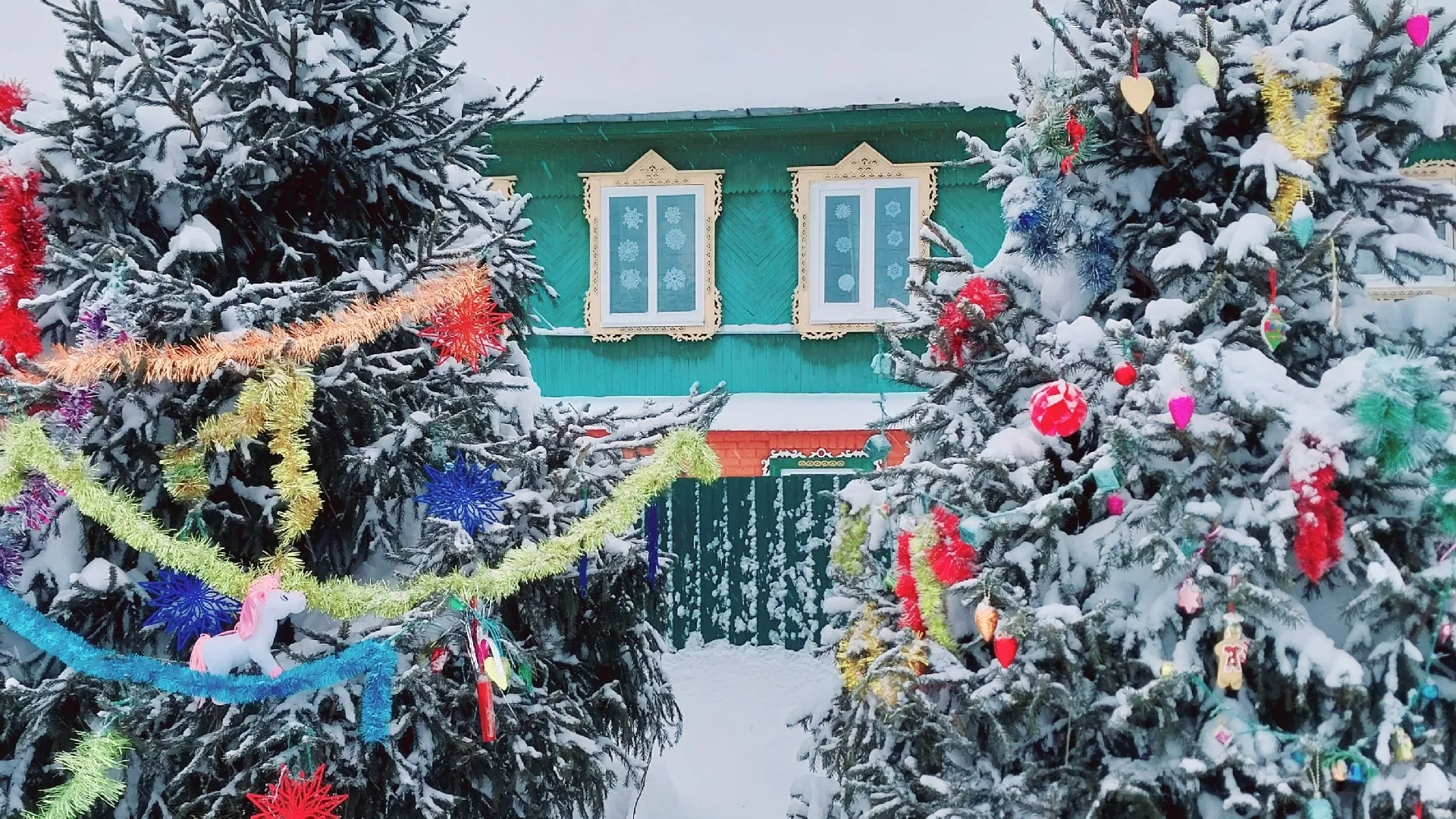 Жители Глазовского района создали праздничные снежные скульптуры и яркие украшения