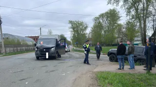 В Глазове "Нива" вылетела в кювет после столкновения с "ГАЗелью"