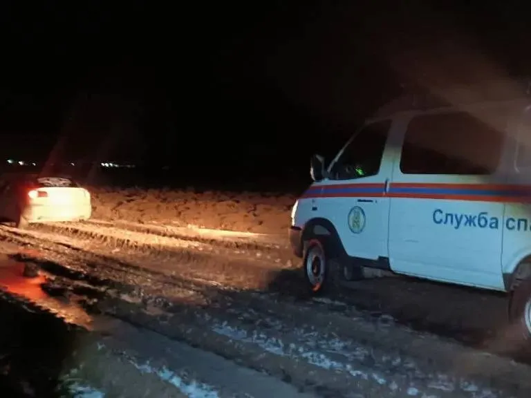В Глазовском районе спасатели эвакуировали беременную женщину и мужчину с полевой дороги