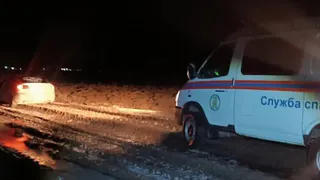 В Глазовском районе спасатели эвакуировали беременную женщину и мужчину с полевой дороги