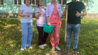 Глазовские медики высадили деревья в больничном городке