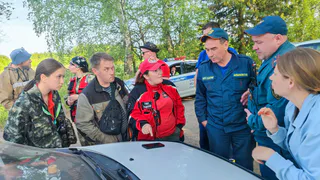 Более 150 человек объединились в поисках пенсионера с двухлетним ребенком в лесах торфопредприятия Дзякино.