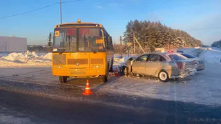 На трассе в Удмуртии иномарка врезалась в школьный автобус