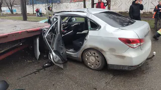 Водитель иномарки в Ижевске врезался в полуприцеп, который стоял на светофоре