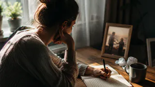 «Просто забудь» — худший совет: психолог рассказала, что нужно сделать с обидой на родителей на самом деле