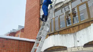 К 90-летней пенсионерке из Удмуртии спасателям пришлось лезть через балкон