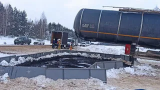 На месте аварии с бензовозом на дороге в Удмуртии провели отбор проб