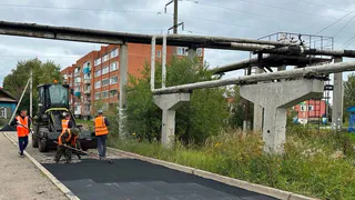 В Глазове на улице Колхозной,4 ремонтируют въезд и обустраивают пешеходную дорожку у школы 15