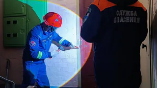Глазовским спасателям пришлось вызволять мужчину из собственной квартиры