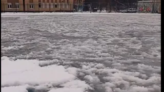 На Центральном стадионе Глазова приступили к заливке катка и хоккейной коробки