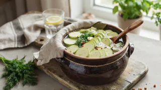 15 минут - и готово: пикантные малосольные кабачки с азиатским акцентом - вкусно и с мясом, и с хлебом