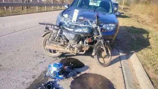 Двое подростков попали в больницу после ДТП с мопедом и иномаркой в Удмуртии