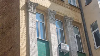 Владельцы домов отказываются от пластиковых окон: новый материал для рам теплее и выглядит благороднее
