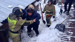 В Глазове сотрудники МЧС спасли мужчину из-под снежного завала