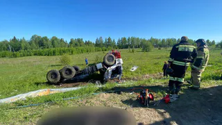 На трассе в Удмуртии водитель КАМАЗа снес световую опору и перевернулся