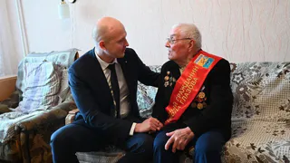 Глазовским ветеранам начали вручать знаки почетных граждан города