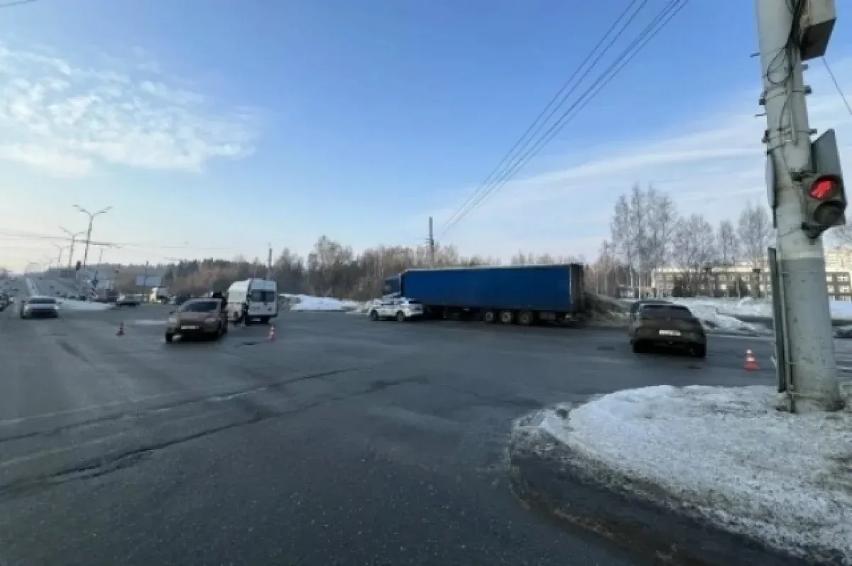 Четыре человека пострадали в столкновении двух легковых машин в Удмуртии