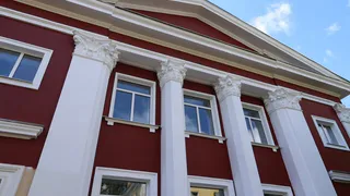Продолжается обновление фасада театра «Парафраз» в Глазове