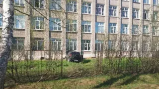 Иномарка протаранила гимназию в Удмуртии: женщина без прав спровоцировала цепное ДТП