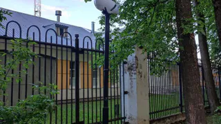 В липовой аллее у КЦ "Россия" целым остался только один новый фонарь