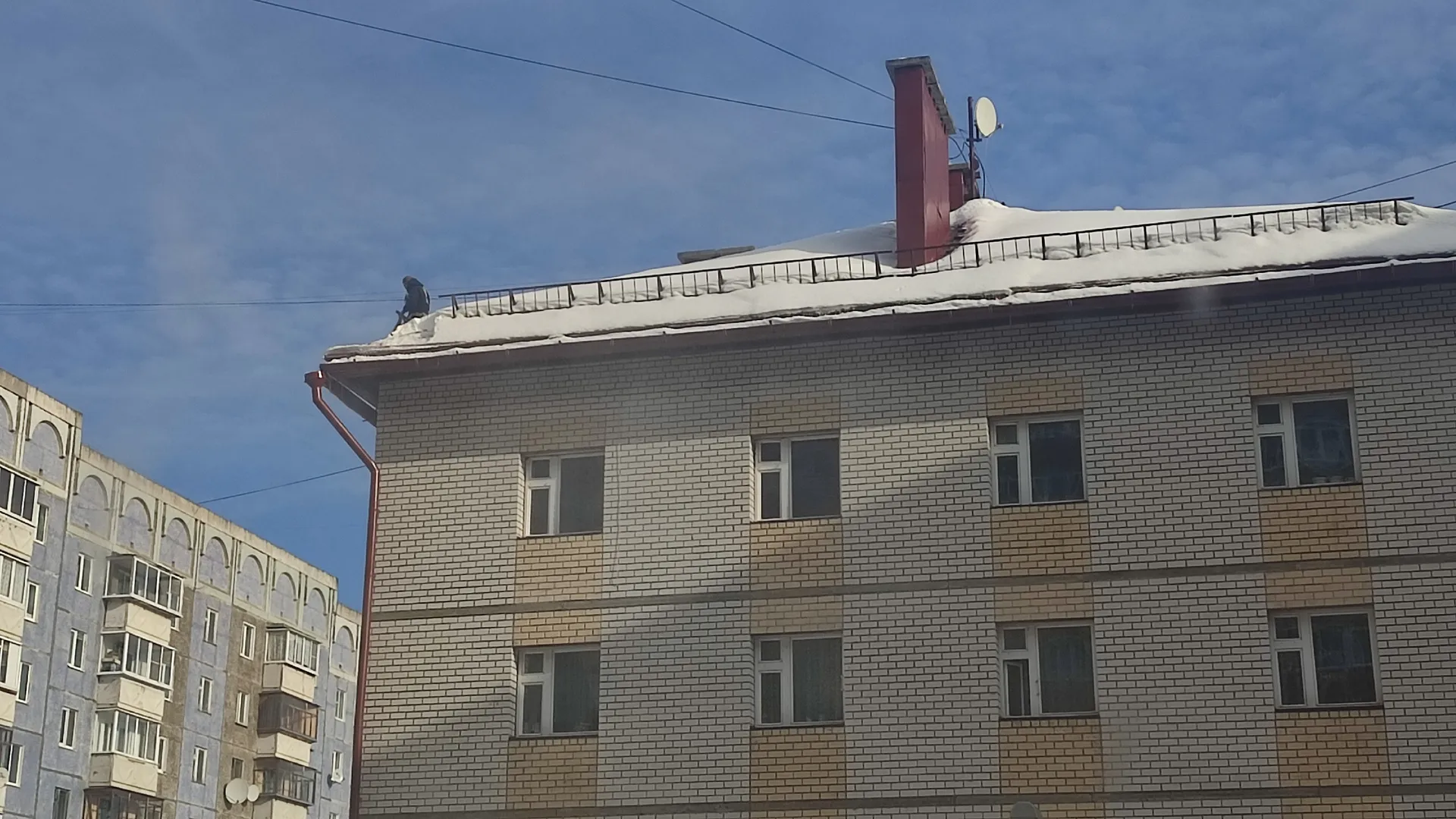 В Удмуртии из-за снега повредило крышу жилого здания