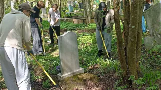 Более 80 глазовских волонтёров привели в порядок могилы ветеранов Великой Отечественной войны