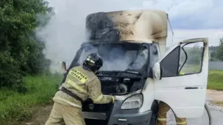 Хлебовоз загорелся на дороге в Удмуртии